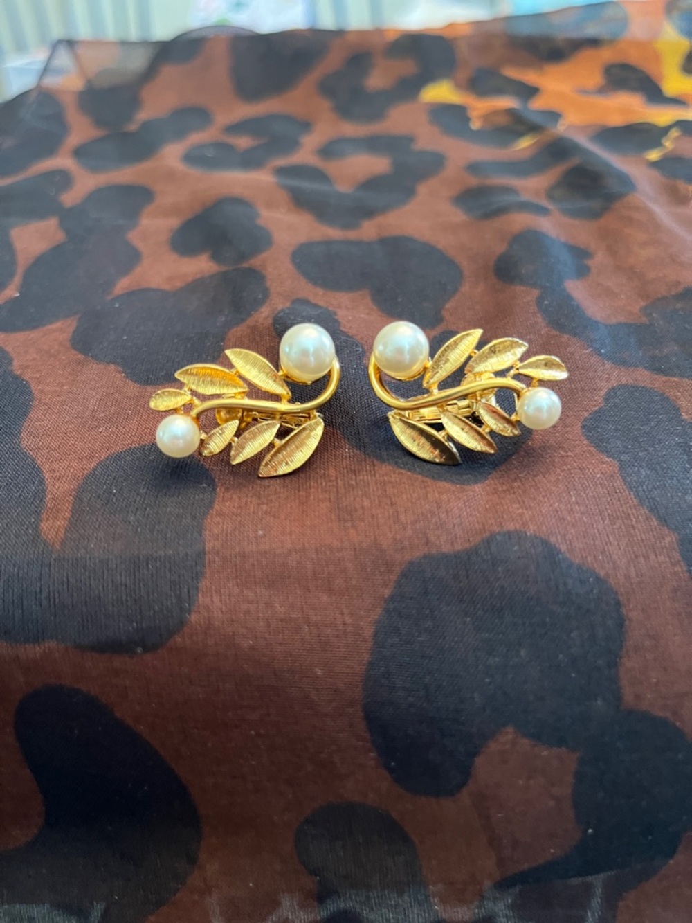 Vintage Napier screw- back earring